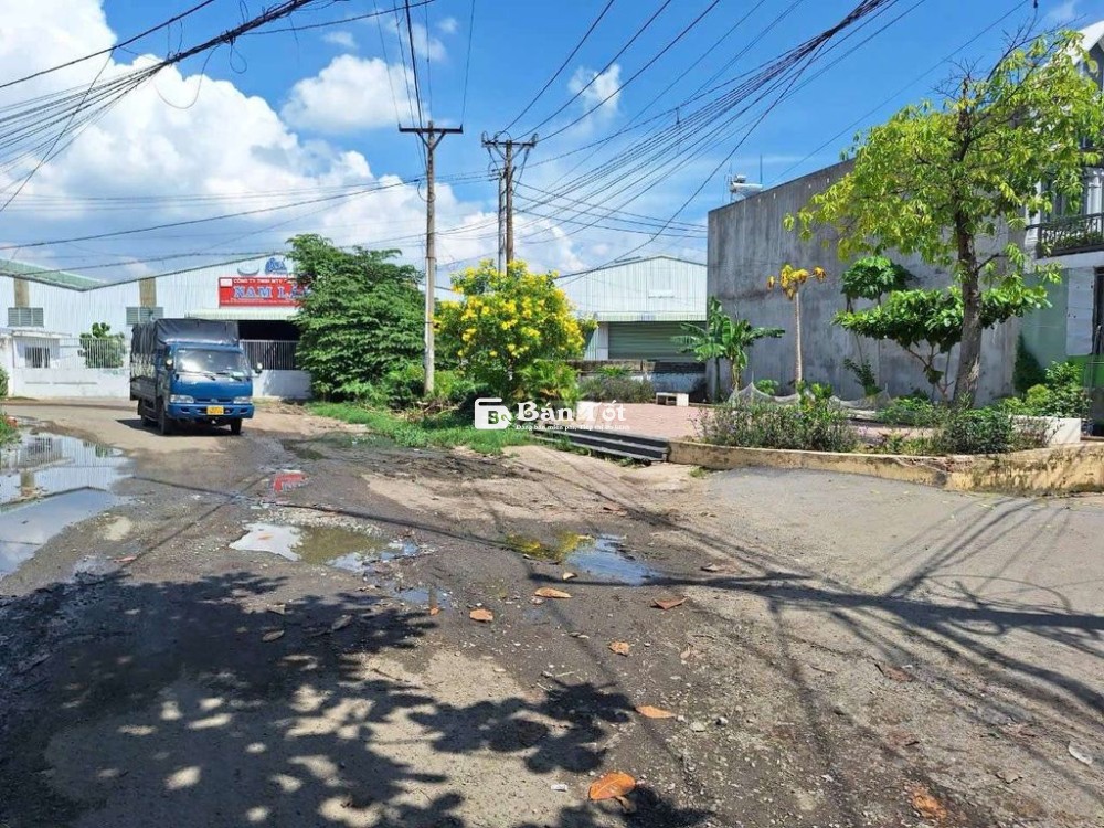 Đất đẹp 2000m ngang 40m gần ngã tư Chiêu Liêu Tp. Dĩ An