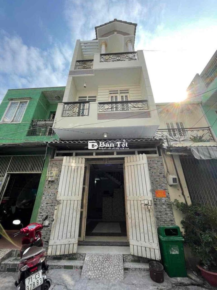 Bán nhà một trệt hai lầu sân thượng giá rẻ