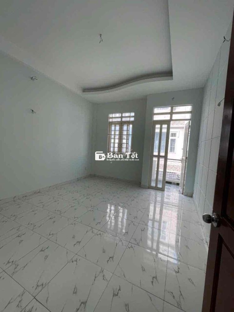 Bán nhà một trệt hai lầu sân thượng giá rẻ
