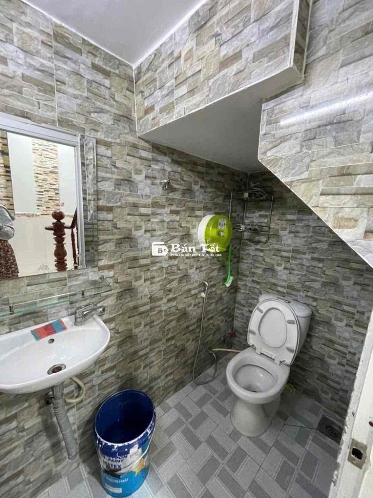 Bán nhà một trệt hai lầu sân thượng giá rẻ