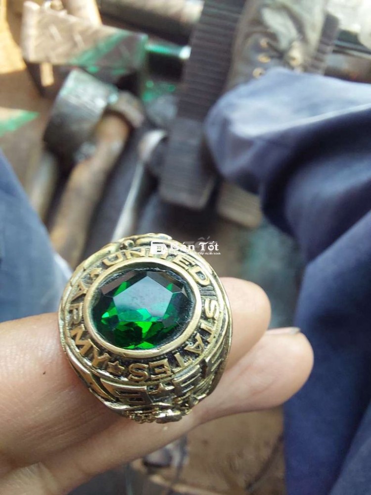2 cái nhẫn mỹ