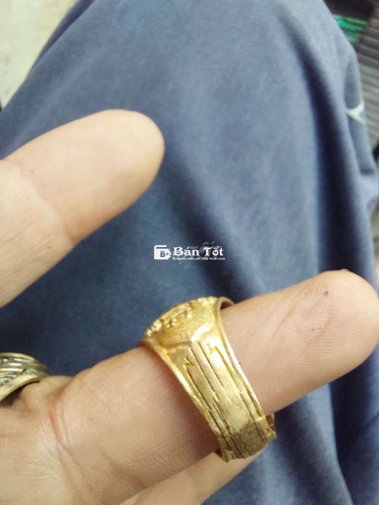 2 cái nhẫn mỹ