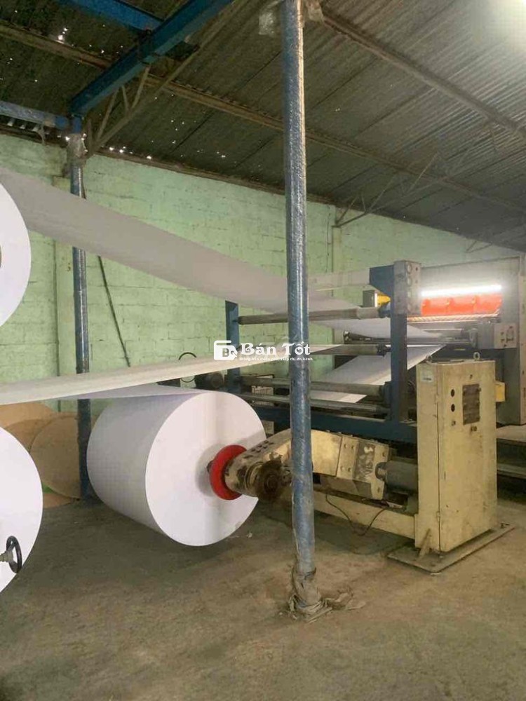 Mười công nhân vận chuyển giấy A4 ở Củ Chi