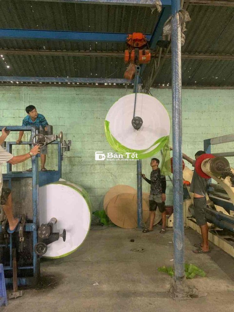 Mười công nhân vận chuyển giấy A4 ở Củ Chi