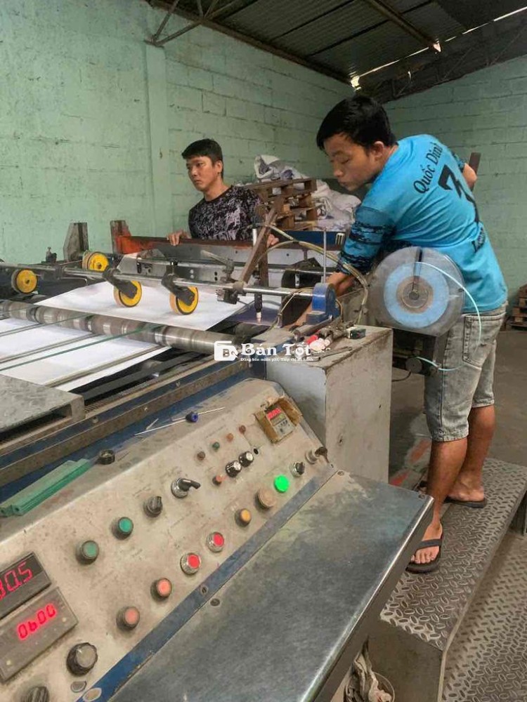 Mười công nhân vận chuyển giấy A4 ở Củ Chi