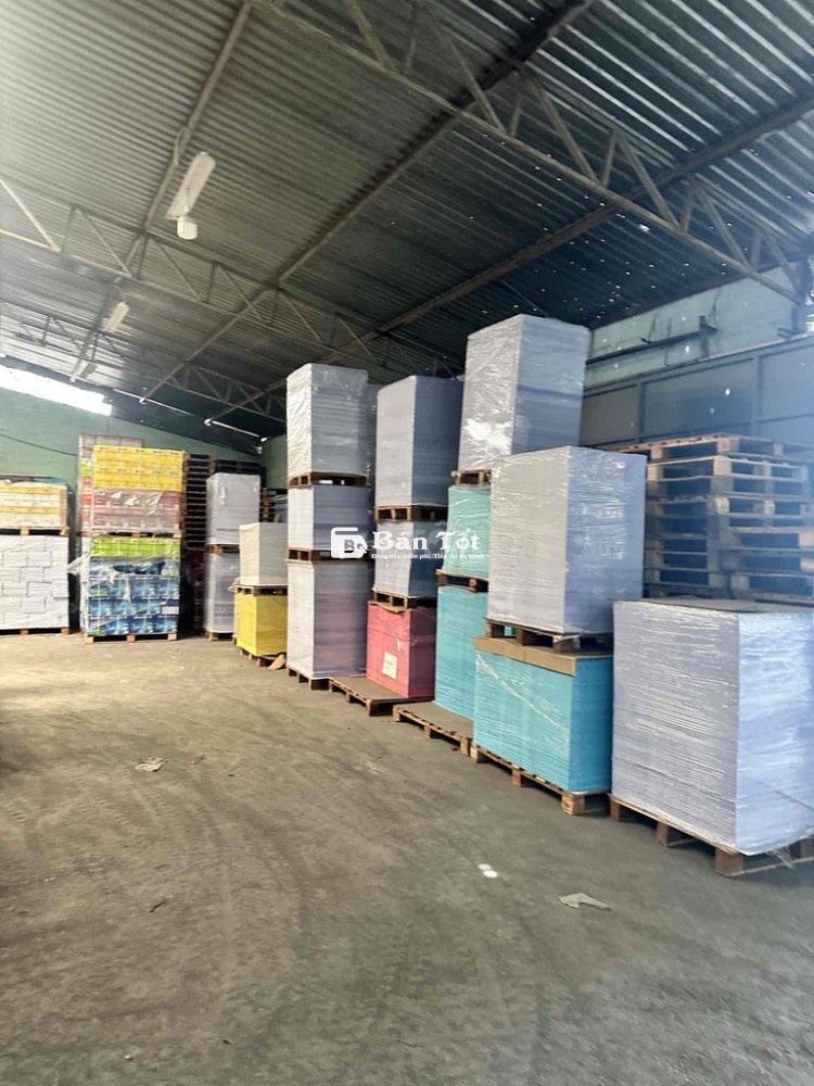 Mười công nhân vận chuyển giấy A4 ở Củ Chi
