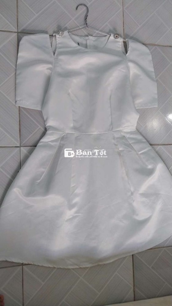 Váy trắng size M, không lỗi, không bẩn.30K