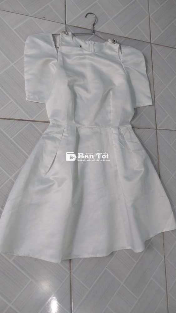 Váy trắng size M, không lỗi, không bẩn.30K