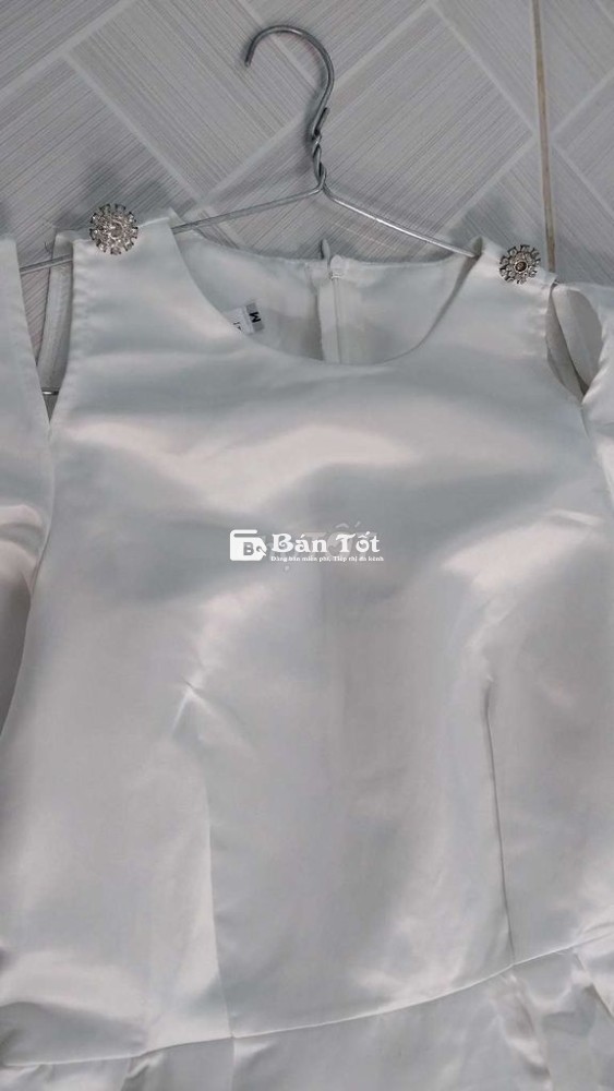 Váy trắng size M, không lỗi, không bẩn.30K