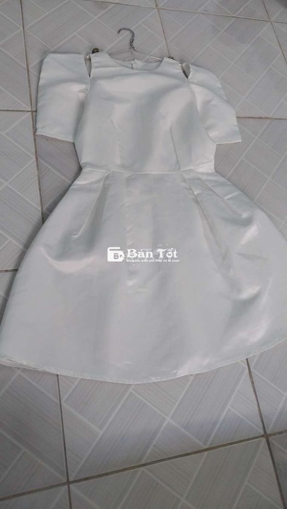 Váy trắng size M, không lỗi, không bẩn.30K