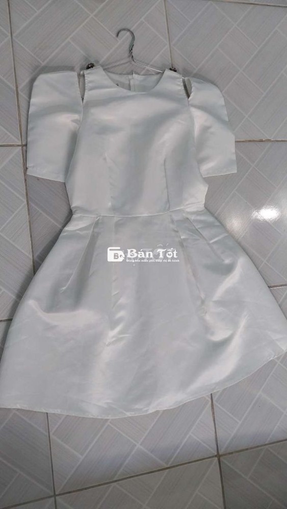 Váy trắng size M, không lỗi, không bẩn.30K