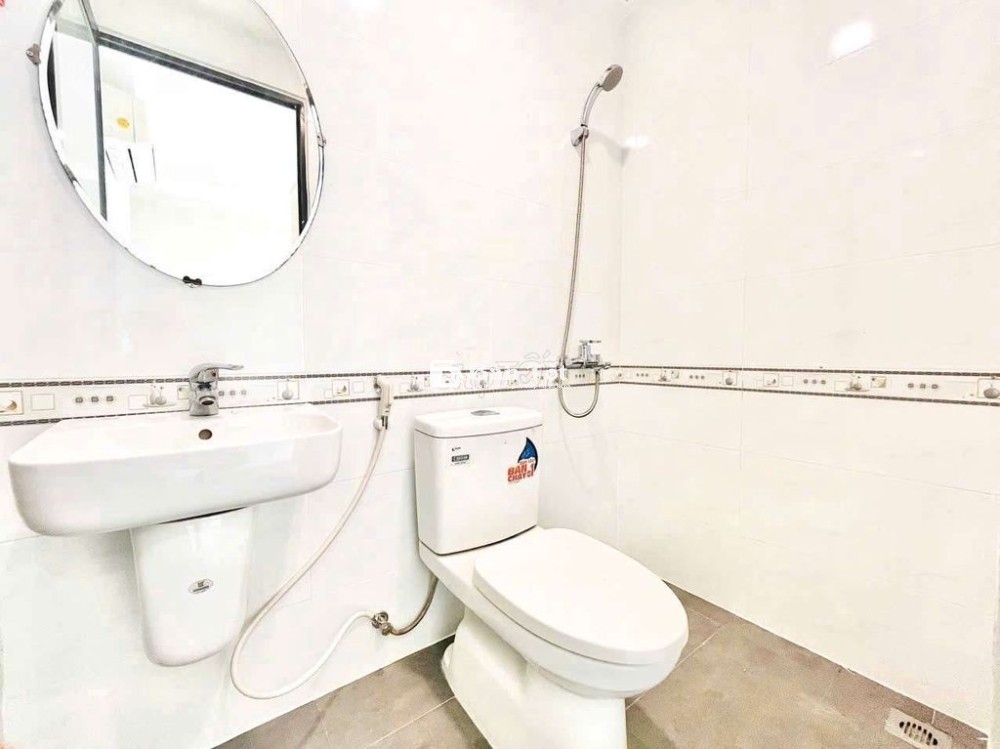Phòng không gác ( dạng studio ) có ban công cách ĐH TDT 500m