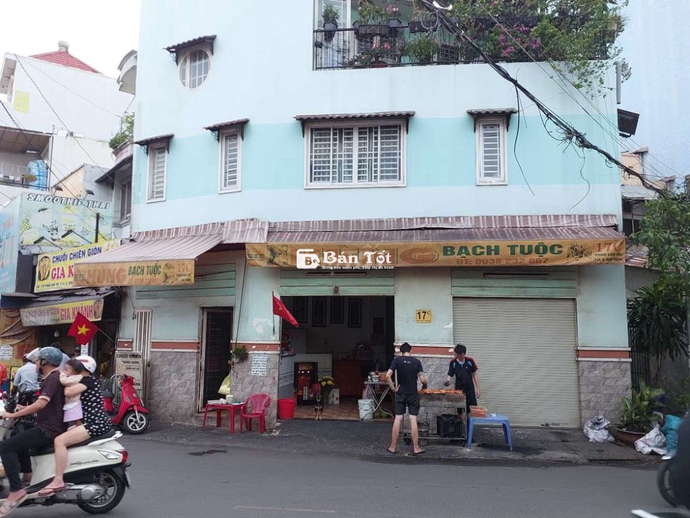 Tuyền nam phục vụ quán nướng tại quận Bình Thạnh