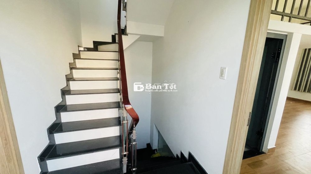PHÒNG NGAY NGÃ 4 THỦ ĐỨC, CÓ GÁC, BAN CÔNG, 40 TÂN LẬP 2, 30M2