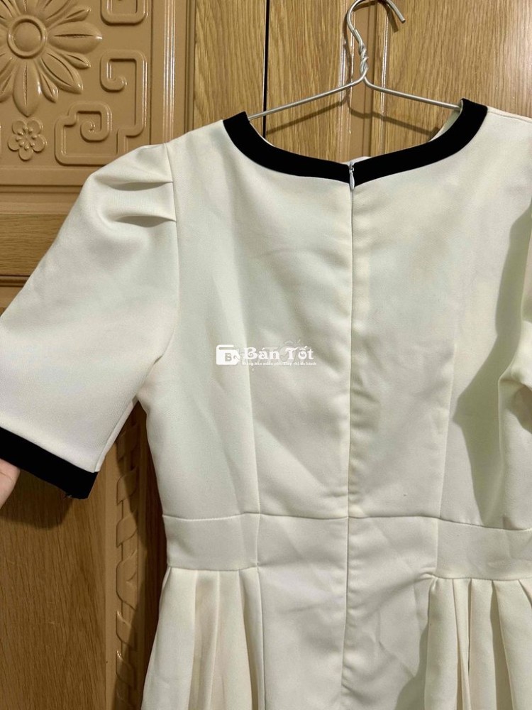 Thanh lý 2 Váy Size M - Còn Mới!