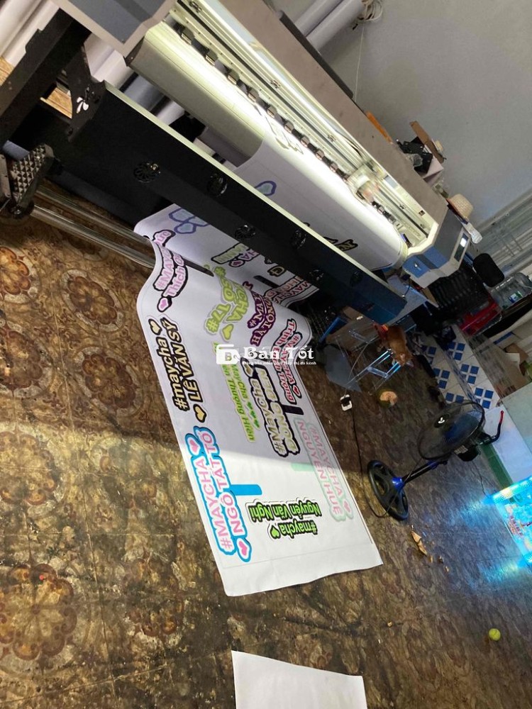 Nhân viên Vận hành Máy Laser CNC Cắt Quảng Cáo
