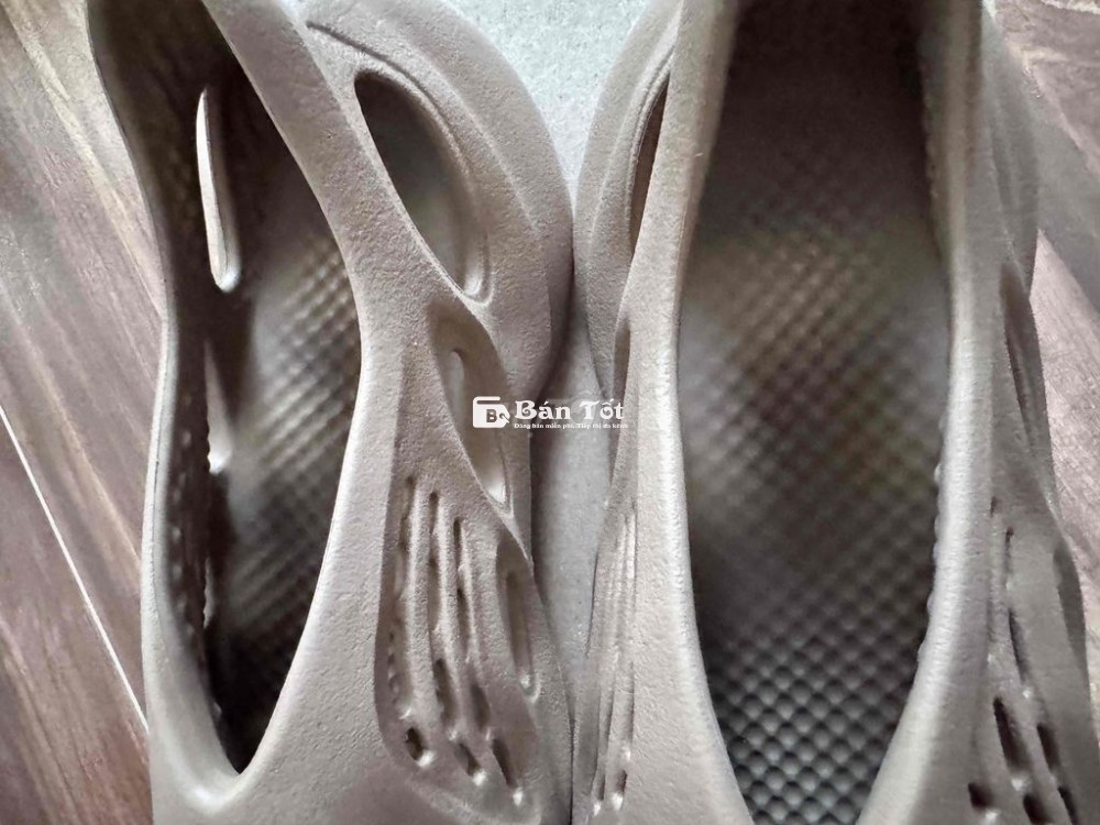 Yeezy Foam Runner “Clay Taupe” (Size 9)