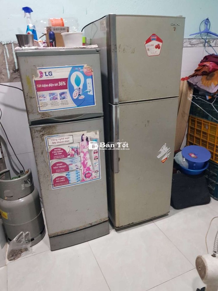 Cần bán cái tủ bự vì nó bự