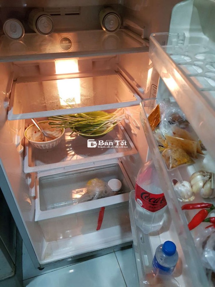 Cần bán cái tủ bự vì nó bự