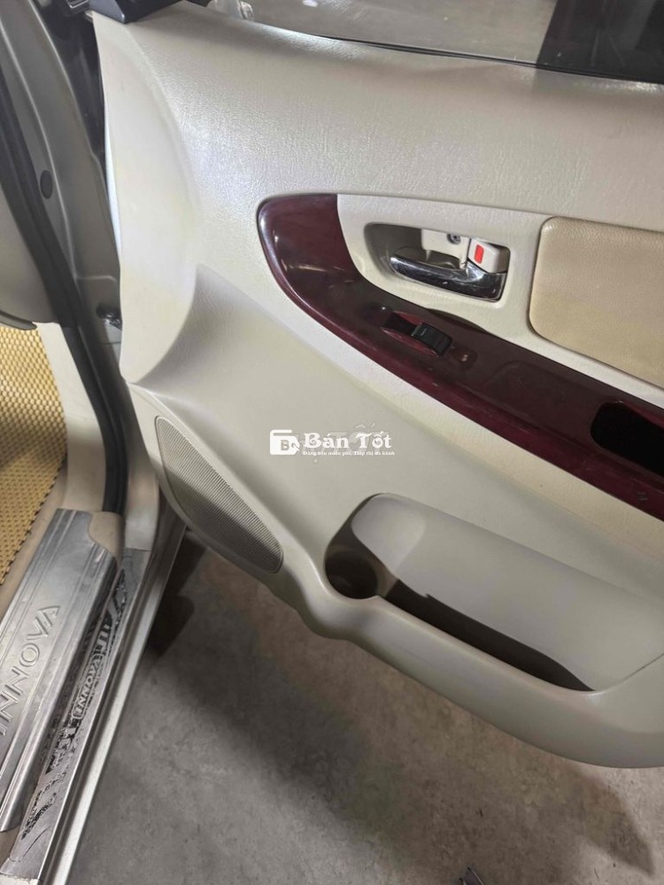 Toyota Innova 2006 G - 123456 km  