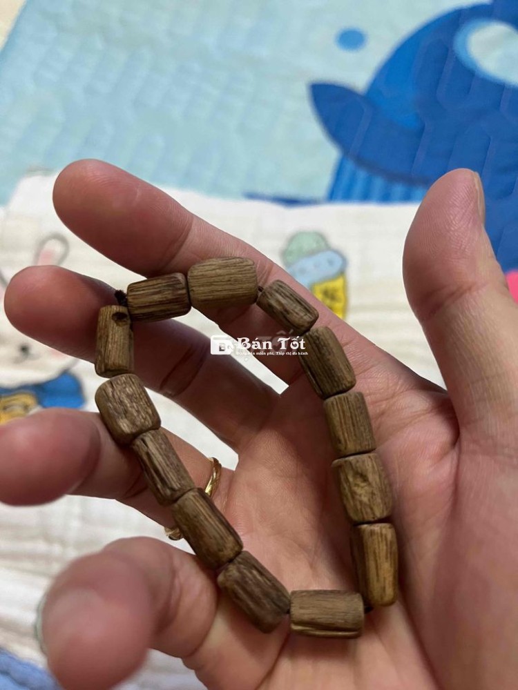 Cần bán 1 vòng trầm tự nhiên .có mùi hương
